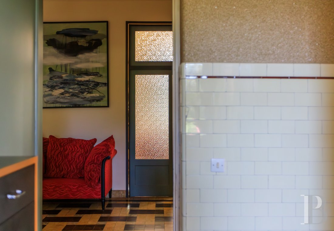 En Saône-et-Loire, à Mâcon, une villa et son jardin entièrement de style Art déco - photo  n°14